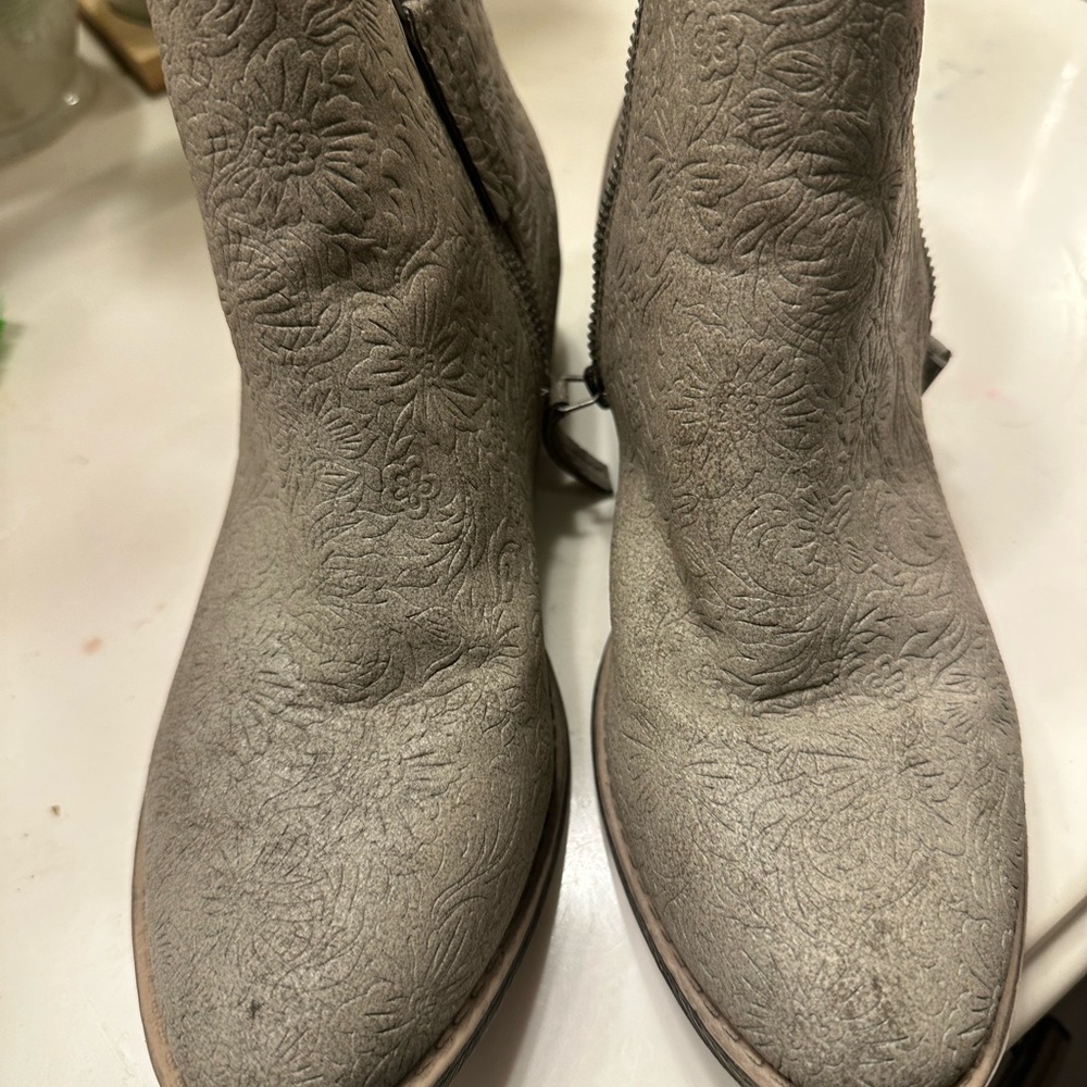 Buckle Textured Floral Ankle Boots in Light Gray